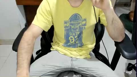 Snapshot of microfama00 chatting on 04/18/26, 02:54 microfama00 online show from 04/18/26, 02:54