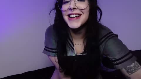 Snapshot of midnightkitten_ chatting on 10/02/25, 10:28 Nana online show from 10/02/25, 10:28