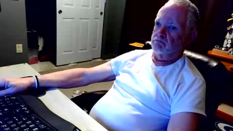 midwestdad09 online show from 12/01/25, 11:37