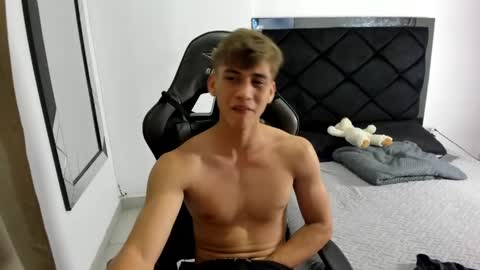 Snapshot of miguel_hz chatting on 04/02/26, 12:30 Miguel Hernandez online show from 04/02/26, 12:30