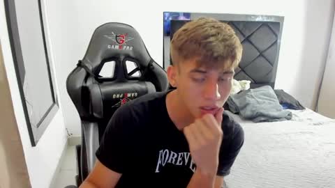 Snapshot of miguel_hz chatting on 04/02/26, 03:53 Miguel Hernandez online show from 04/02/26, 03:53