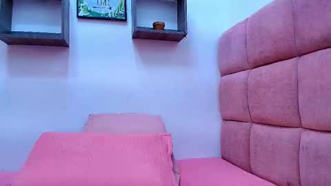 Snapshot of miia_01_ chatting on 09/21/25, 11:56 Mia online show from 09/21/25, 11:56