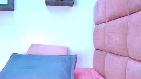 Snapshot of miia_01_ chatting on 09/23/25, 11:57 Mia online show from 09/23/25, 11:57