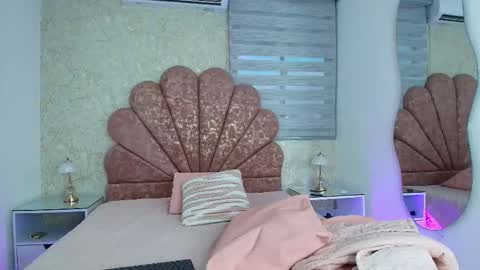 Snapshot of miia_01_ chatting on 12/15/25, 11:58 Mia online show from 12/15/25, 11:58