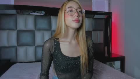 Snapshot of miia_spencer chatting on 05/20/26, 11:38 Mia online show from 05/20/26, 11:38