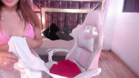 Snapshot of miia_thompson_1 chatting on 01/05/25, 01:56 M I I A online show from 01/05/25, 01:56