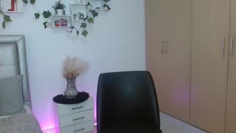 miiaa_k online show from 04/27/26, 09:40