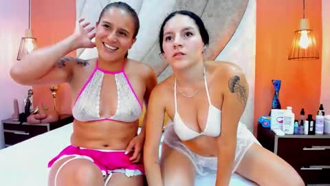 Snapshot of miiayzoe chatting on 10/21/25, 03:29 Mia y Zoe online show from 10/21/25, 03:29