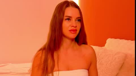 Snapshot of miirra_ chatting on 12/17/25, 05:24 Amira online show from 12/17/25, 05:24