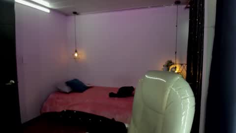 miiss_greyy online show from 10/14/25, 12:06