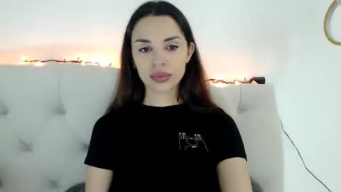 Snapshot of mika_gold7 chatting on 12/15/25, 12:20 Mika online show from 12/15/25, 12:20