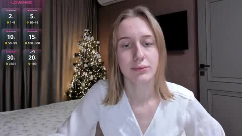 Snapshot of mika_ray chatting on 12/19/25, 11:01 Mika online show from 12/19/25, 11:01