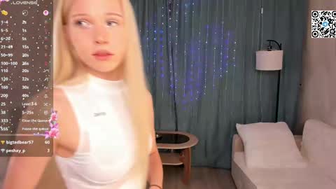 Snapshot of mikaelataron chatting on 04/20/26, 08:21 Angel girl online show from 04/20/26, 08:21