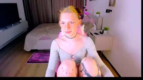 Snapshot of mikaella_nicole chatting on 06/18/26, 10:36 mikaella_nicole online show from 06/18/26, 10:36