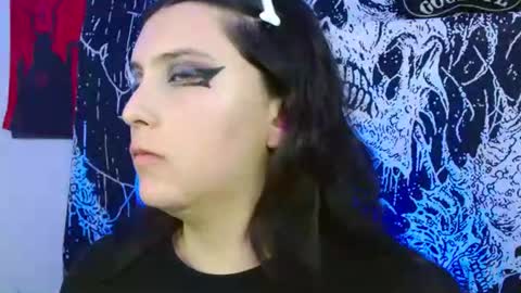 Snapshot of mikaskullcs chatting on 10/08/25, 04:54 Mika online show from 10/08/25, 04:54