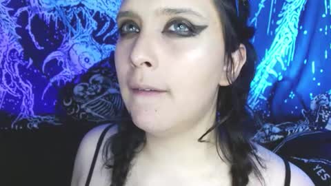 Snapshot of mikaskullcs chatting on 11/13/25, 10:41 Mika online show from 11/13/25, 10:41