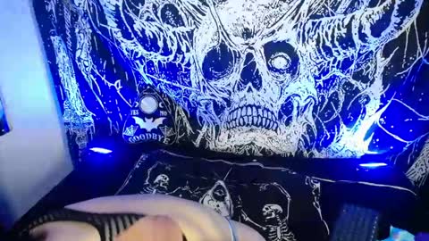 Snapshot of mikaskullcs chatting on 04/20/26, 10:33 Mika online show from 04/20/26, 10:33