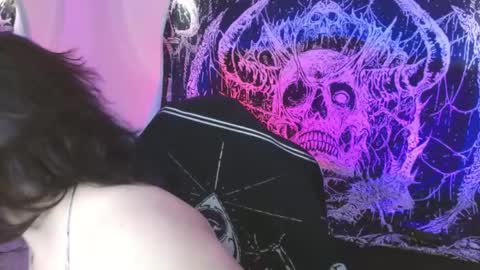 Snapshot of mikaskullcs chatting on 05/22/26, 10:37 Mika online show from 05/22/26, 10:37