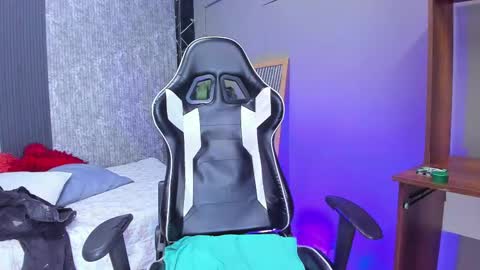 Snapshot of mike_0233 chatting on 03/06/25, 07:03 Mike 0233 online show from 03/06/25, 07:03