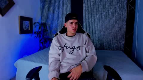 Snapshot of mike_0233 chatting on 09/14/25, 04:44 Mike 0233 online show from 09/14/25, 04:44