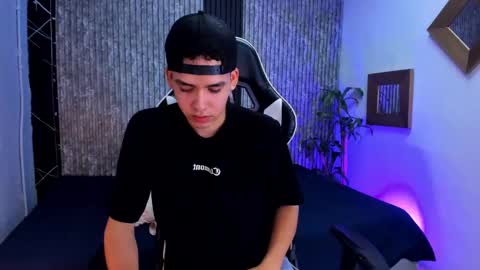 Snapshot of mike_0233 chatting on 09/18/25, 05:20 Mike 0233 online show from 09/18/25, 05:20