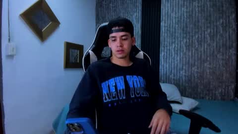 Snapshot of mike_0233 chatting on 09/25/25, 03:43 Mike 0233 online show from 09/25/25, 03:43