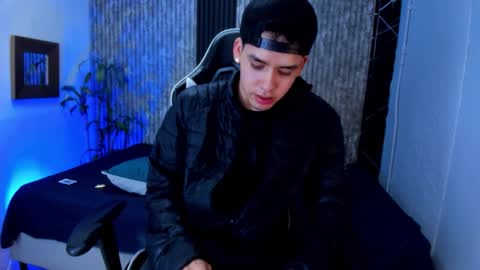 Snapshot of mike_0233 chatting on 09/28/25, 04:40 Mike 0233 online show from 09/28/25, 04:40