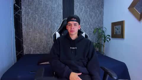 Snapshot of mike_0233 chatting on 10/04/25, 04:32 Mike 0233 online show from 10/04/25, 04:32