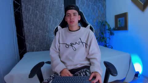 Snapshot of mike_0233 chatting on 10/08/25, 05:16 Mike 0233 online show from 10/08/25, 05:16