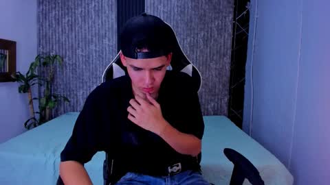 Snapshot of mike_0233 chatting on 10/10/25, 04:33 Mike 0233 online show from 10/10/25, 04:33