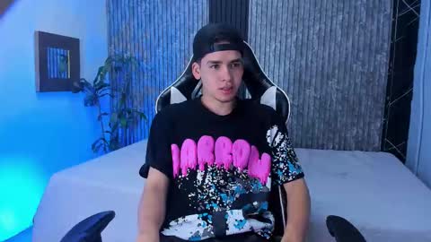 Snapshot of mike_0233 chatting on 10/17/25, 05:54 Mike 0233 online show from 10/17/25, 05:54