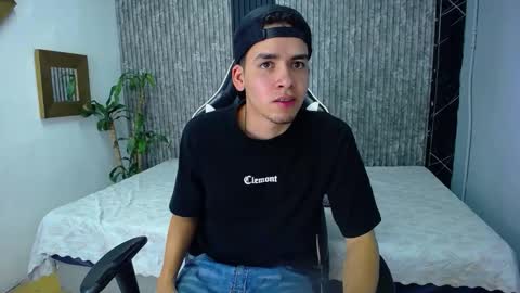 Snapshot of mike_0233 chatting on 10/19/25, 04:35 Mike 0233 online show from 10/19/25, 04:35