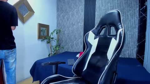 Snapshot of mike_0233 chatting on 11/12/25, 04:13 Mike 0233 online show from 11/12/25, 04:13