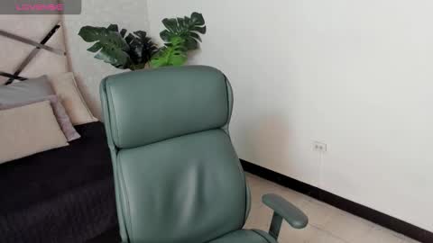 Snapshot of mike_belle chatting on 10/26/25, 10:25 Mike Belle online show from 10/26/25, 10:25