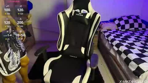 Snapshot of mike_pineapple chatting on 03/18/26, 03:31 Mike Pineapple online show from 03/18/26, 03:31