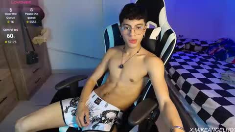 Snapshot of mike_pineapple chatting on 03/19/26, 03:54 Mike Pineapple online show from 03/19/26, 03:54