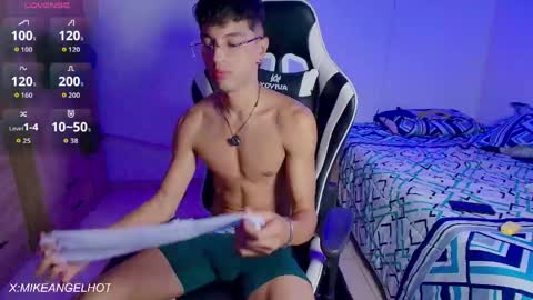 Snapshot of mike_pineapple chatting on 04/21/26, 03:46 Mike Pineapple online show from 04/21/26, 03:46