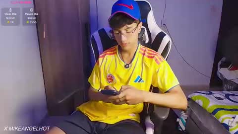 Snapshot of mike_pineapple chatting on 06/19/26, 03:33 Mike Pineapple online show from 06/19/26, 03:33