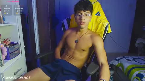 Snapshot of mike_pineapple chatting on 06/21/26, 03:53 Mike Pineapple online show from 06/21/26, 03:53