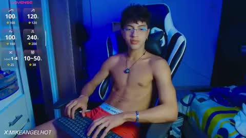 Snapshot of mike_pineapple chatting on 06/25/26, 03:39 Mike Pineapple online show from 06/25/26, 03:39