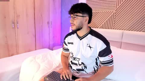 Snapshot of mikefox__ chatting on 04/02/26, 11:08 Mikeee online show from 04/02/26, 11:08