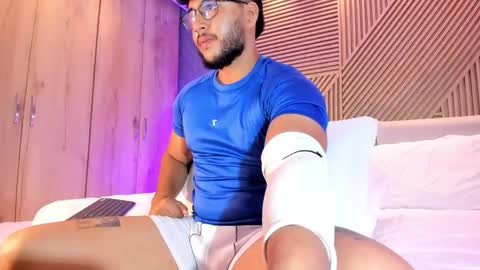 Snapshot of mikefox__ chatting on 04/06/26, 11:11 Mikeee online show from 04/06/26, 11:11