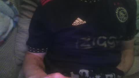 Snapshot of mikehockishuge9 chatting on 11/28/25, 05:04 mikehockishuge9 online show from 11/28/25, 05:04