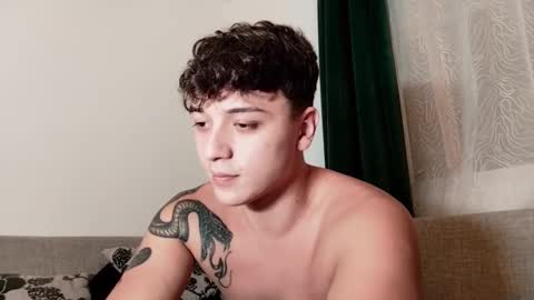 Snapshot of mikelaur chatting on 10/05/25, 07:45 MikeLaur online show from 10/05/25, 07:45