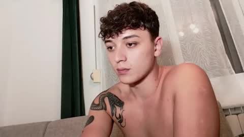 Snapshot of mikelaur chatting on 10/06/25, 06:05 MikeLaur online show from 10/06/25, 06:05