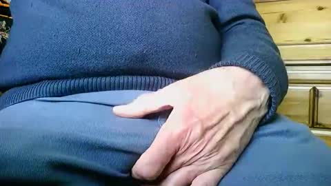 Snapshot of mikeybed chatting on 04/10/26, 11:37 mikeybed online show from 04/10/26, 11:37