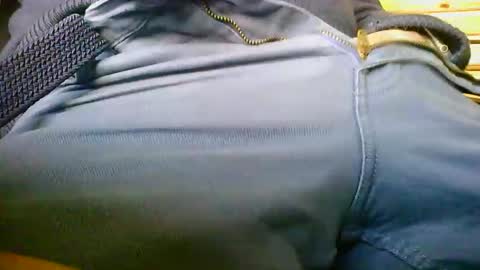 Snapshot of mikeybed chatting on 04/11/26, 02:43 mikeybed online show from 04/11/26, 02:43