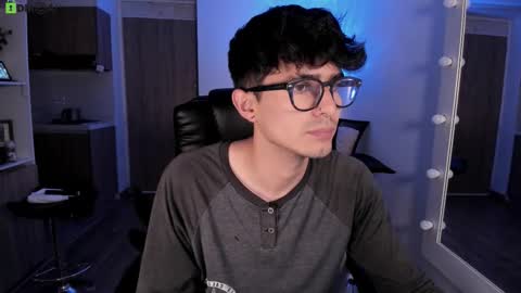 Snapshot of mikeyvioleta chatting on 02/17/26, 08:22 VIOLETAMIKE online show from 02/17/26, 08:22