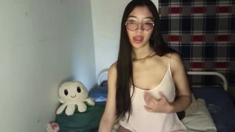 Snapshot of mikhaela_ chatting on 10/23/25, 04:45 Mikhaela online show from 10/23/25, 04:45