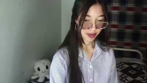 Snapshot of mikhaela_ chatting on 10/28/25, 04:38 Mikhaela online show from 10/28/25, 04:38